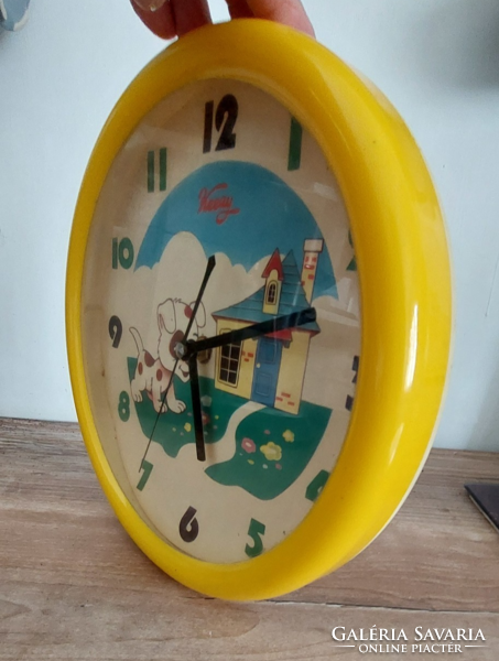 Retro keeay plastic wall clock with a dog that fits in a child's room