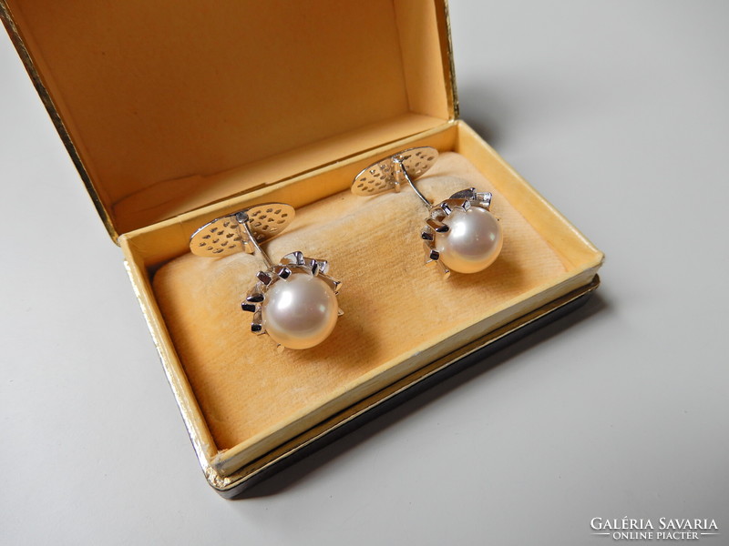 Women's silver cufflinks with a pair of pearls