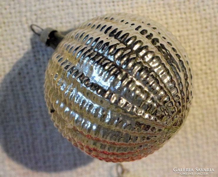Antik nagy barázdált ezüst  üveg gömb karácsonyfadísz   7cm