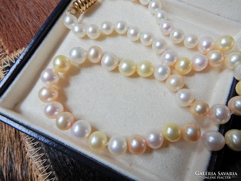 Cultured freshwater pearl string with gold-plated magnetic clasp﻿