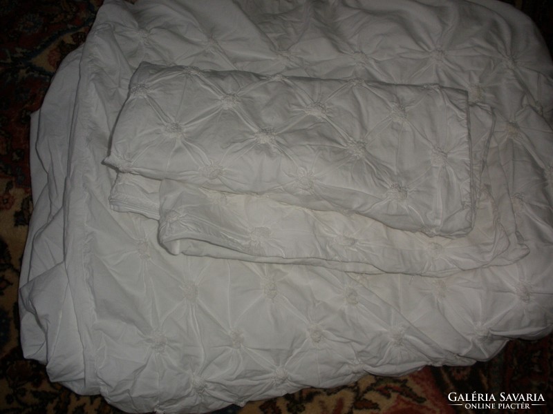 100% cotton bed linen made with the snow-white wasp's nest technique