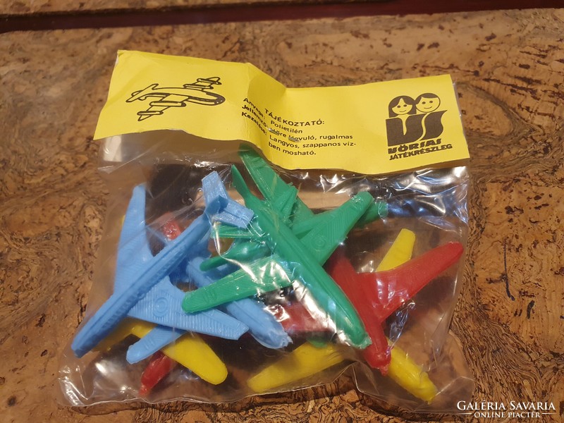 Retro non-disc factory trafficked airplanes developed to the smallest detail in unopened packaging