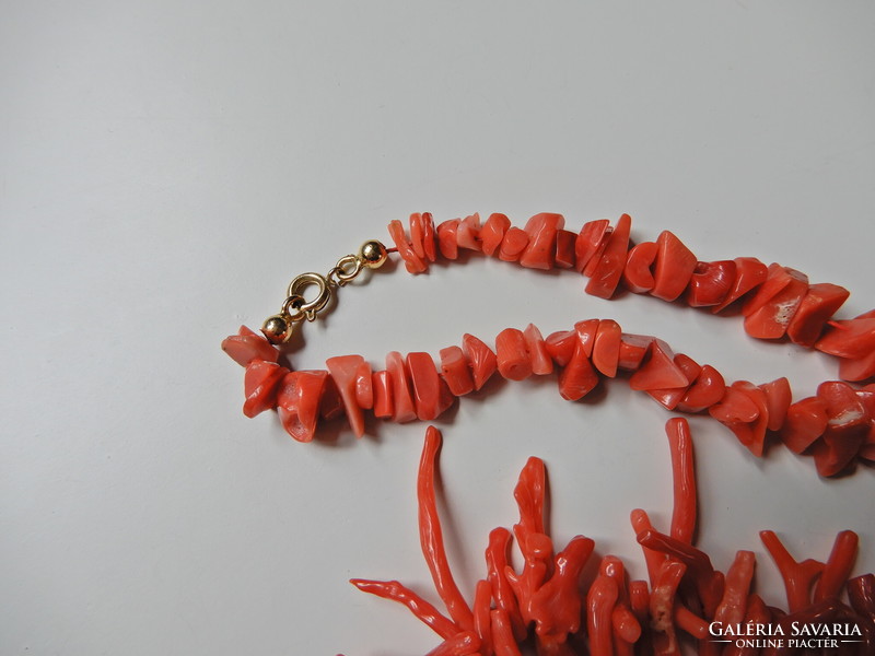 Régi piros nemes korall ágas nyakék aranyozott kapoccsal﻿