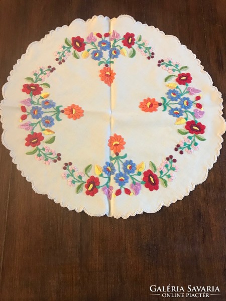 Very precise beautiful embroidery. Hungarian tablecloth. Size: 44 cm in diameter, circular with slinged edge.