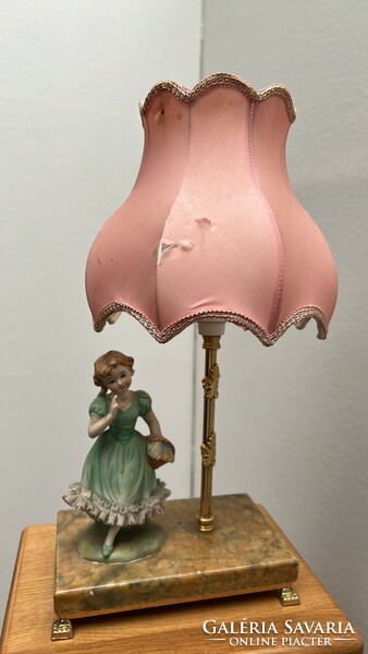 Lánykás antik stílusú asztali lámpa