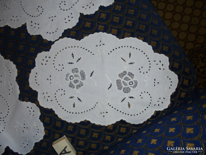 Hófehér hímzett abrosz, asztalterítő és három darab kisebb terítő - együtt