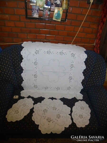 Hófehér hímzett abrosz, asztalterítő és három darab kisebb terítő - együtt
