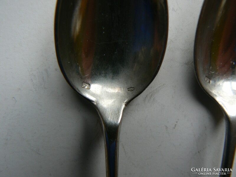 2 antique silver (hound's head hallmark) mocha spoons, hallmarked, (22.7 g.)