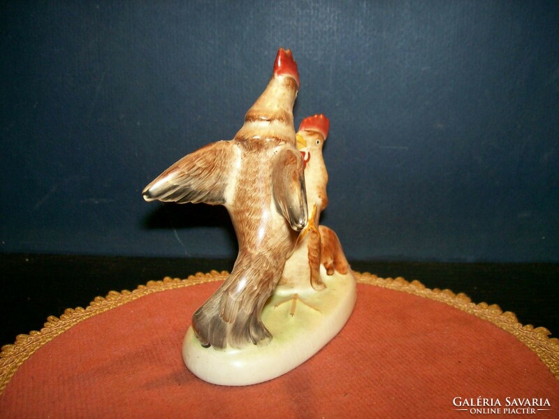 Cock fight ceramic figure.121.5 Cm high, 11.5 / 6 Cm