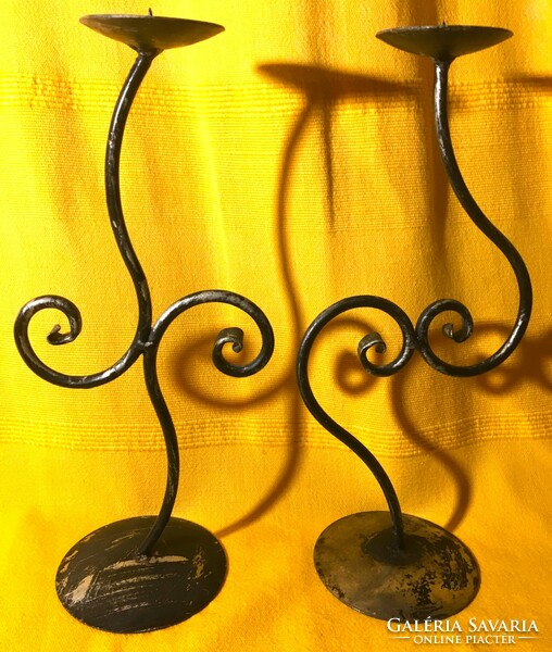 Kovácsolt vas jellegű vas gyertyatartó pár karcsú ívelt szép darabok egyben eladóak