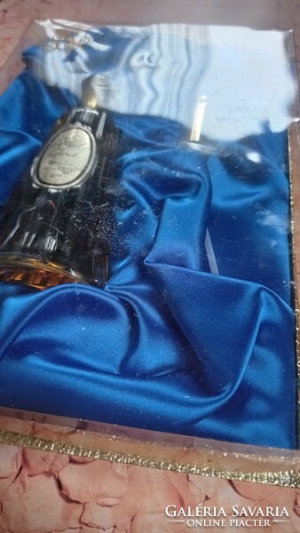 Vintage osztrák luxus parfüm eredeti dobozában, külön szórófejjel