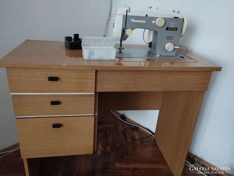 Stand Naumann sewing machine