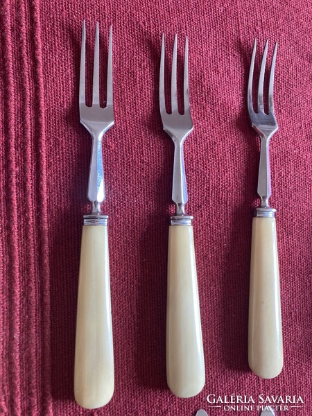 Dessert set with bone handle