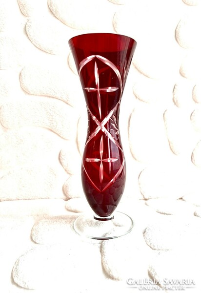 Burgundy polished crystal lip rotating pattern base vase
