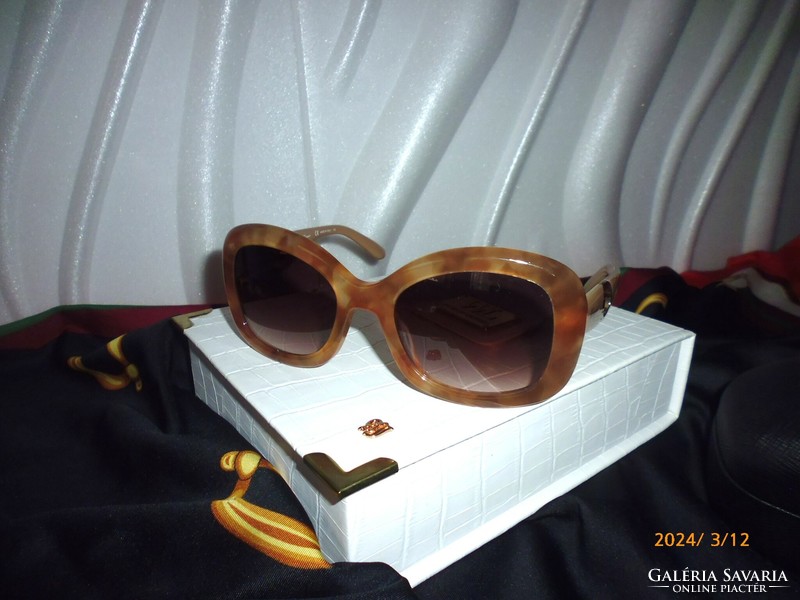 Új SALVATORE  FERRAGAMO ... női  gyönyörű  napszemüveg .