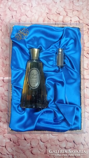 Vintage osztrák luxus parfüm eredeti dobozában, külön szórófejjel