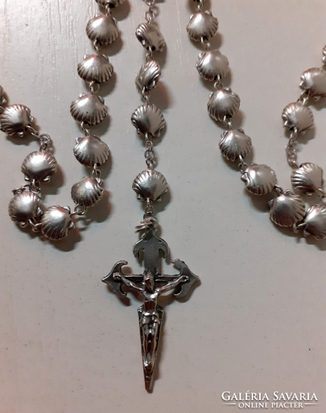 A rosary reader made of shell-shaped beads in good condition.
