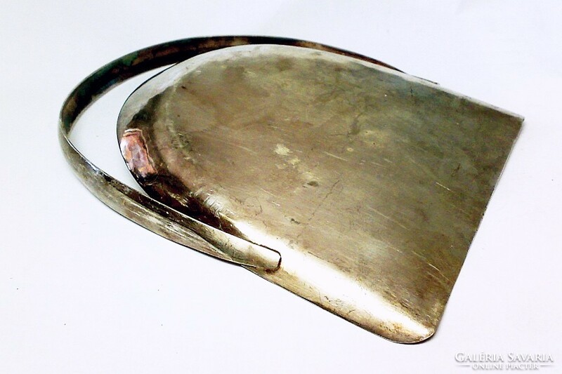 Art deco silver-plated crumb shovel with alpaca mark. For furnishing a retro kitchen