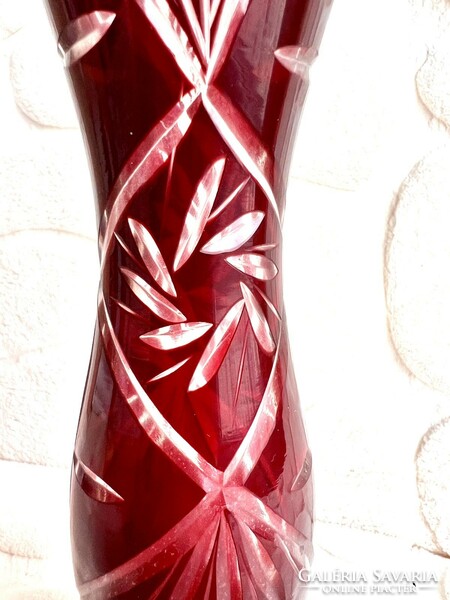 Burgundy polished crystal lip rotating pattern base vase