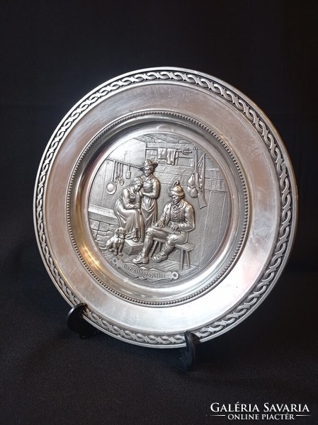 Pewter decorative wall plate with the title of the zither game