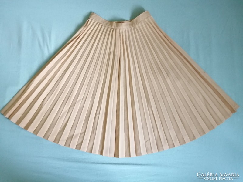 Vintage beige pleated skirt