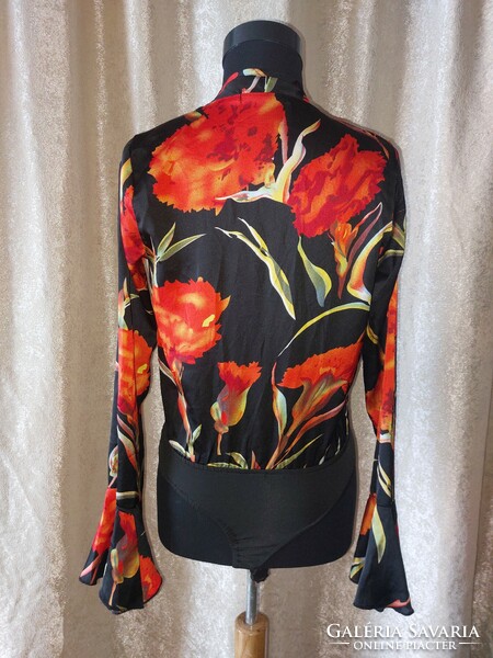 Floral, bell-sleeved, open front, laced missguided body. Novel.