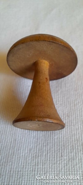 Old mini hitchhiking wooden mushroom 2.5x3cm