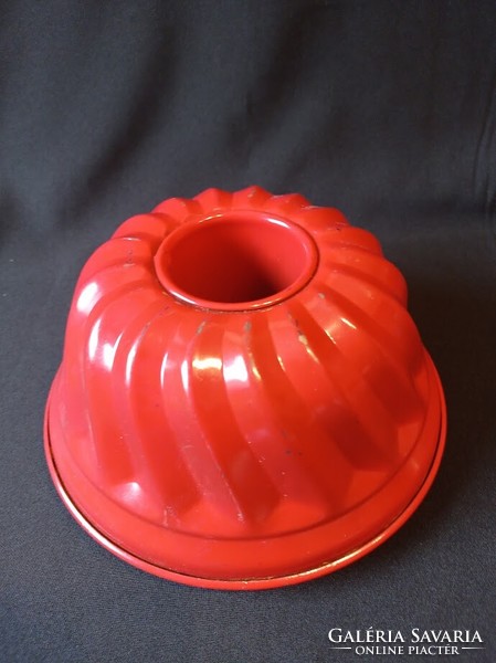 Red kuglóf baking dish