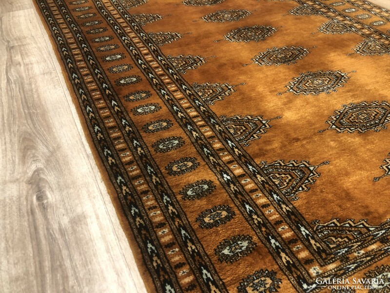 Bokhara - Pakistani hand-knotted woolen Persian rug, 128 x 197 cm