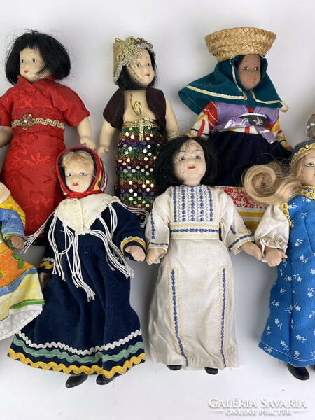 9 dolls with porcelain heads in folk costumes