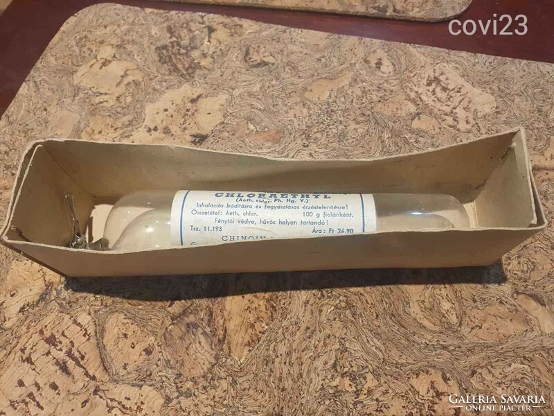 Antik orvosi fájdalomcsillapító fagyasztó gyógyszer adagoló chloraethyl dobozában üveg palack