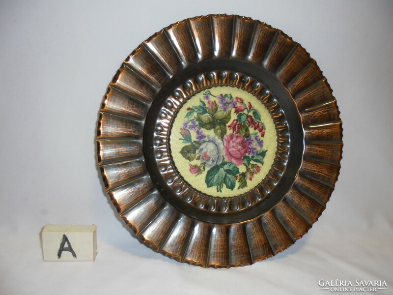 Copper wall plate, in the center of the wall plate under needle tapestry glass - numbered