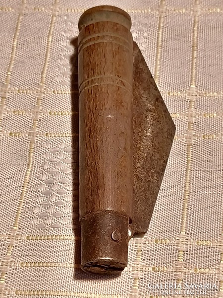 Old baggy knife-marked