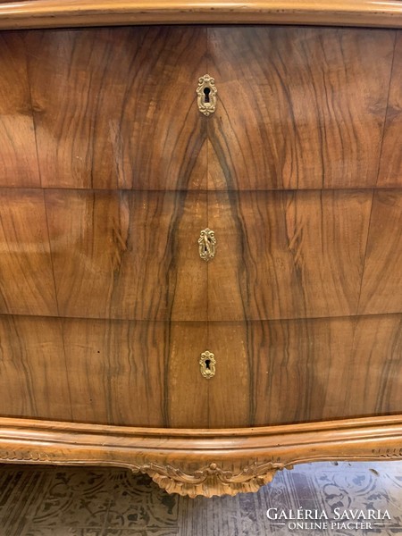 A large Italian chest of drawers from the first half of the 20th century with 3 drawers