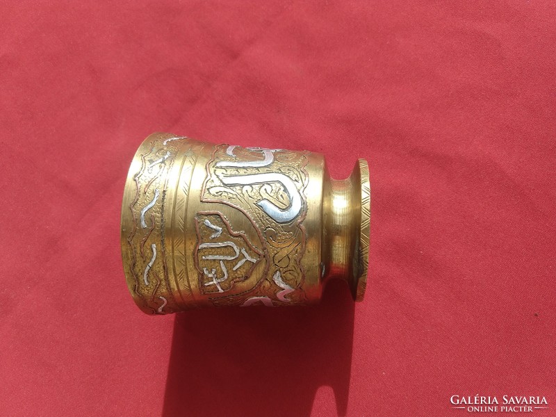 Súlyos,talpas bronz kupa, pohár,,arab, perzsa írásjelekkel,és díszítéssel,, 10,5x9,5 cm,, 1,2kg..