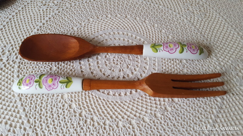 Favilla wooden serving spoon with floral porcelain handle