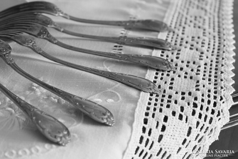 Wellner 12-piece (6 forks + 6 knives) silver-plated, baroque-decorated cutlery set.