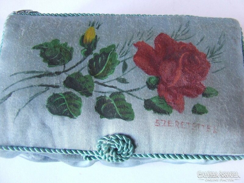 Régi, antik virágdíszítésű "SZERETETTEL" feliratos selyem varró,kézimunka, piperés vagy ékszer doboz