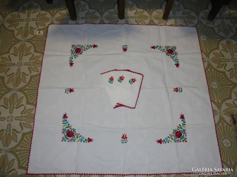 Folk art motif embroidered tablecloth, tablecloth + three-piece napkin set