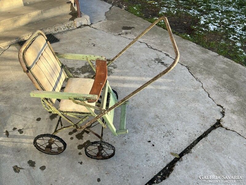 Stroller from the 1950s, in need of a complete renovation