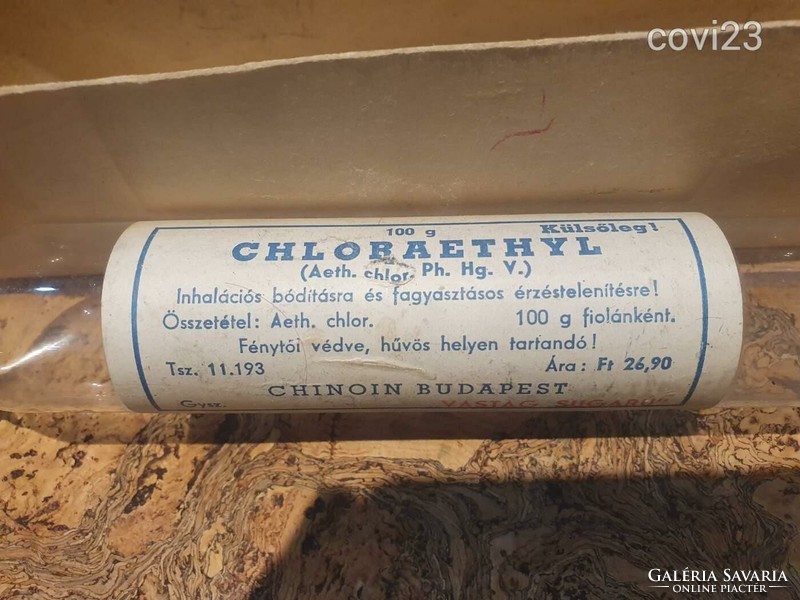 Antik orvosi fájdalomcsillapító fagyasztó gyógyszer adagoló chloraethyl dobozában üveg palack
