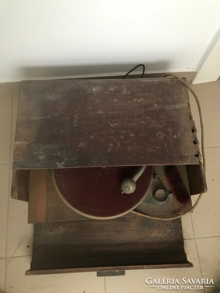 Very old record player.Xx. No. First half. Circa 1940s. In found condition.