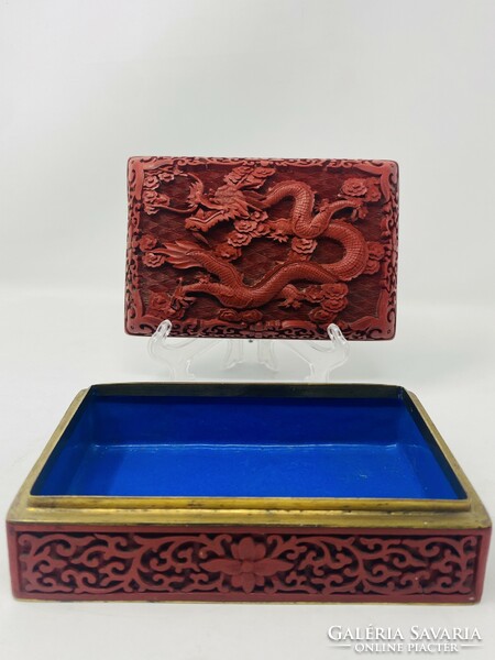 Régi faragott cinóber vörös kínai, belül kéken zománcozott sárkányos lakk doboz  RZ