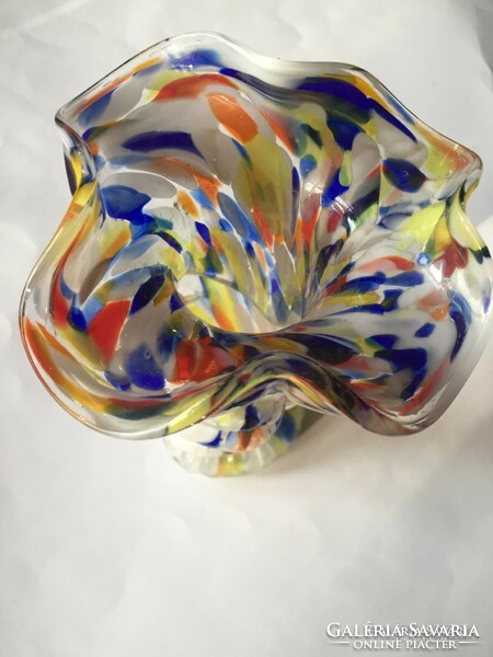 Régi, nagyobb méretű, fodros szélű, színpompás muránói kezet formázó művészi üveg váza