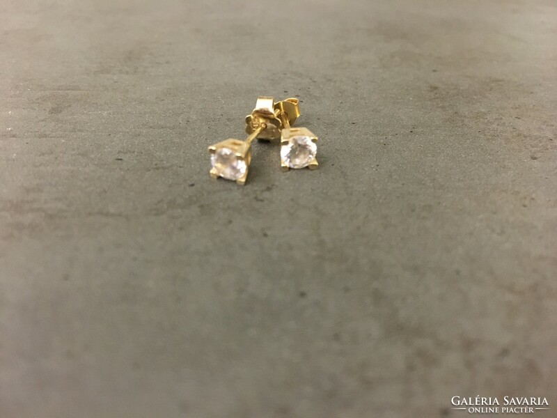 14K yellow gold stud earrings with zirconia stone
