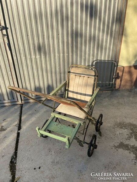 Stroller from the 1950s, in need of a complete renovation