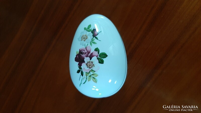 Beautiful egg-shaped bonbonier with a rose pattern from Raven House