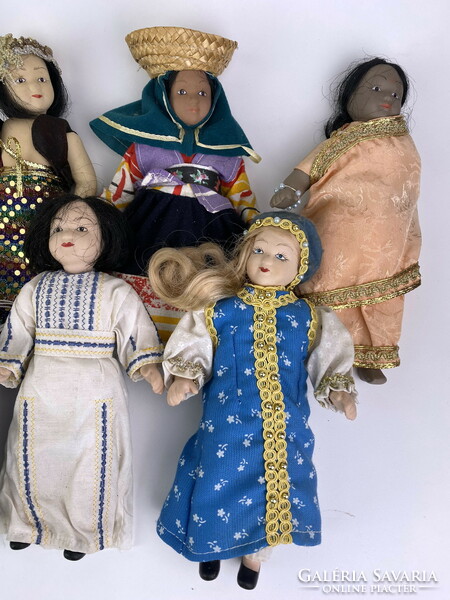 9 dolls with porcelain heads in folk costumes