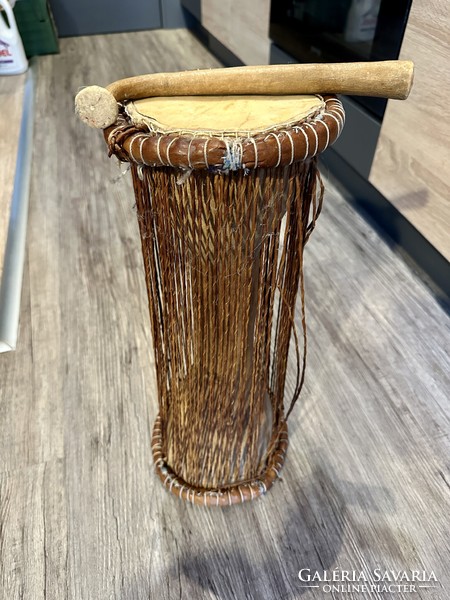 African drum (squeeze drum, talking drum)