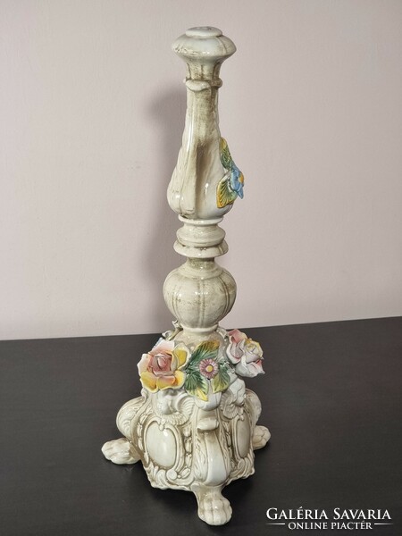 *Olasz Bassano" manufaktúra munkája, fajansz asztali lámpatest, plasztikus virág díszítéssel.